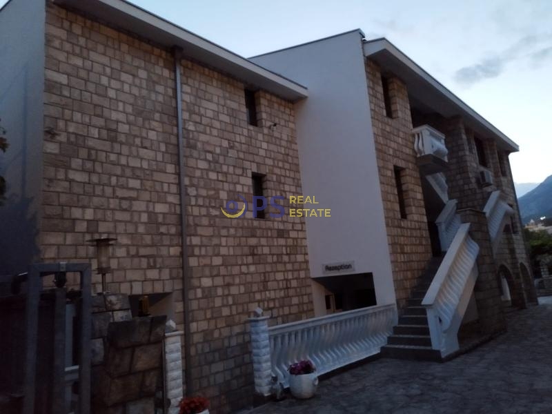  Kuća od 850 m2 u Sutomoru sa 15 apartmana registrovan kao hotel
