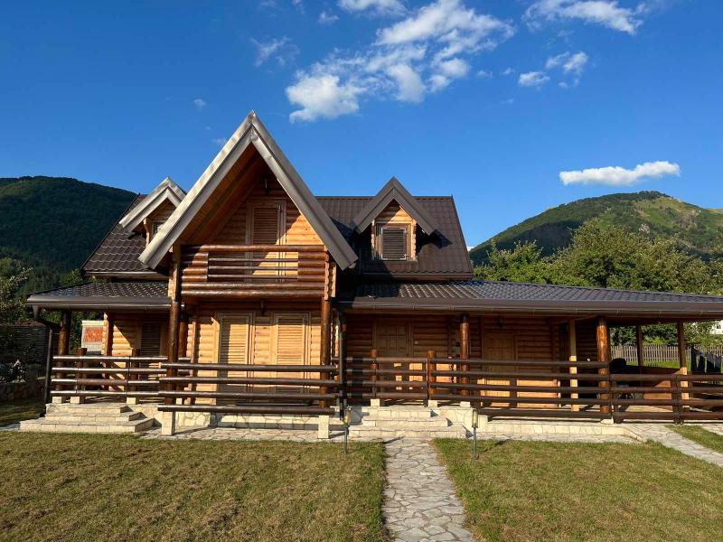 Prodaja, LUX planinska kuća 180 m2 i 508 m2 placa u centru Kolašina 375000 e