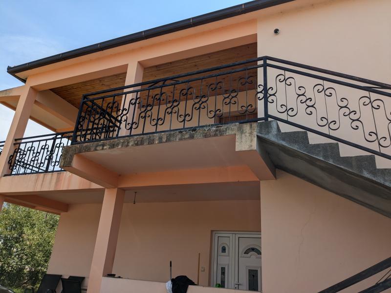  Izdavanje, sprat kuće, dvosoban stan  u Polju 400 e