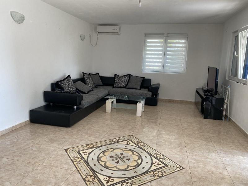  Izdavanje, 110 m2 prizemlja kuće u Sutomoru  450e