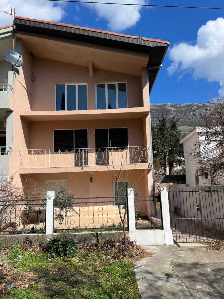  Prodaja, kuća od 130 m2 u Sutomoru 210.000 e