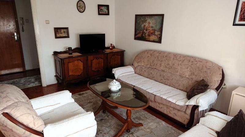  Izdavanje, dvosoban stan u centru Bara 550 e