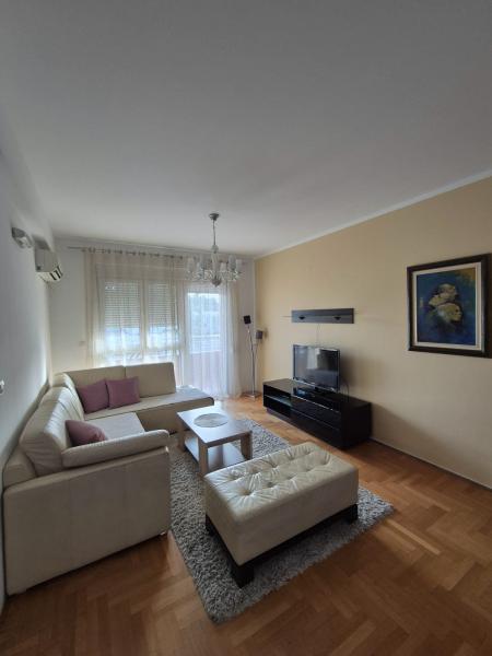  Izdavanje, jednosoban stan u centru Bara 52 m2 700e