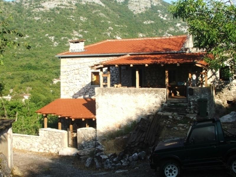  Prodaja, kuća na Trnovo od 200 m2 i 2000 m2 zemljišta 197.000 e