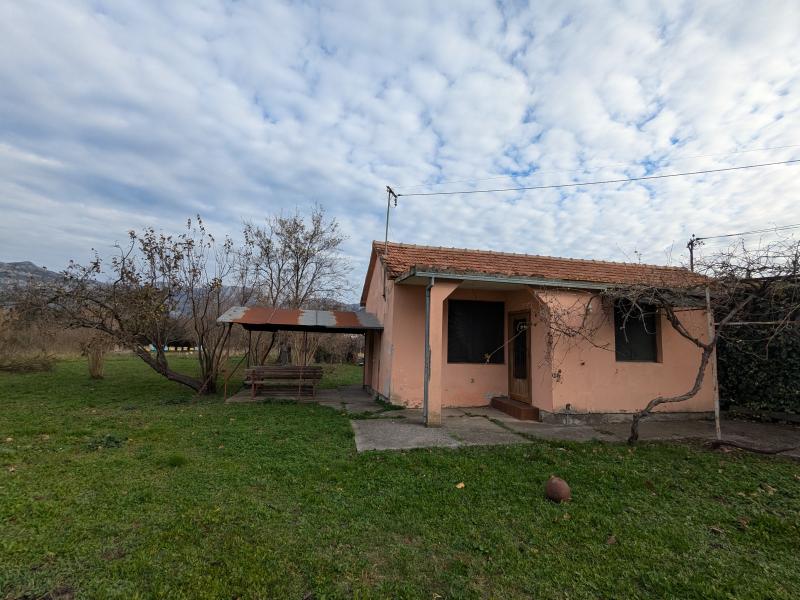 Prodaje se zemljište od 1660 m2 u Polje sa kućom od 30 m2 170.000 e