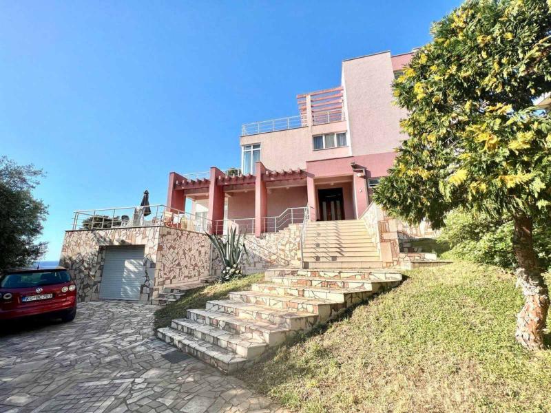  Prodaja, kuća od 165 m2, sa placem od 1046m2  u Hladnoj uvali 490.000e