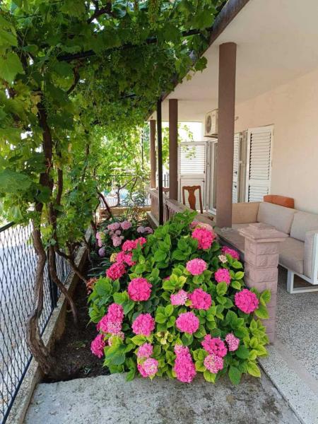  Prodaja, kuća apartmanskog tipa u Sutomoru 175 m2 239.000e