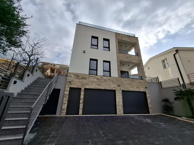  Prodaja, LUX kuća od 400 m2 na placu od 330 m2 750.000e