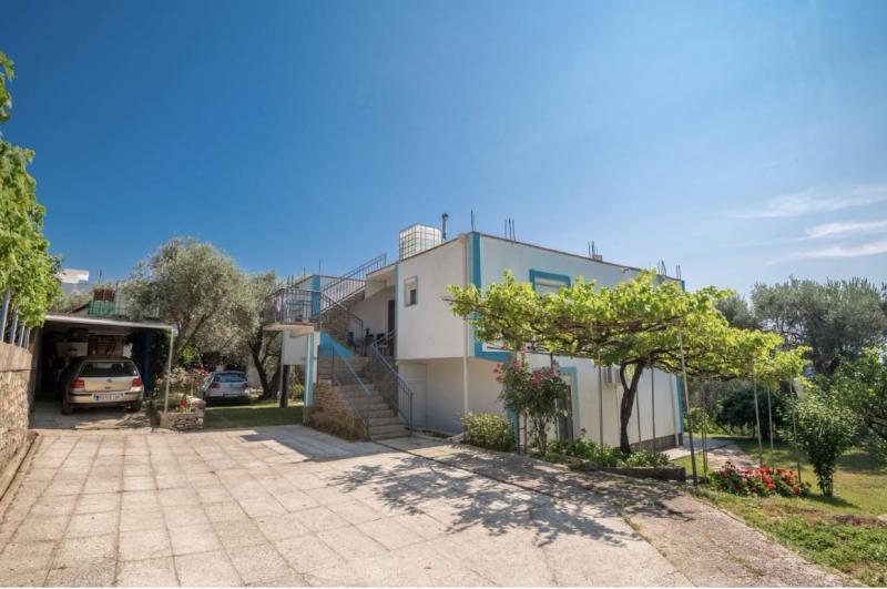  Prodaja, kuća od 154 m2 na 3600 m2 zemljišta u maslinjacima 3.000.000e