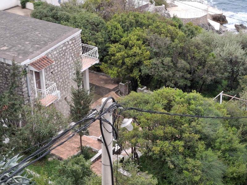  Prodaja, kuća sa zemljištem u prvoj liniji u Dobroj Vodi