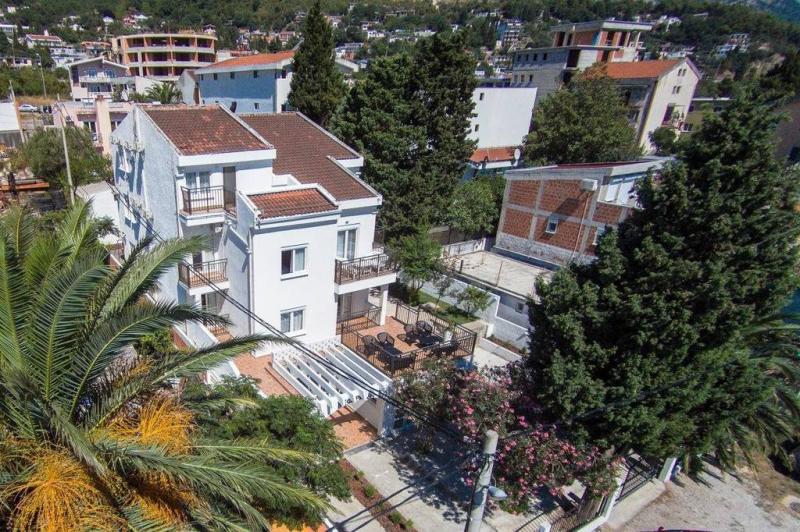  Prodaje se vila od 378 m2 na placu od 475 m2 u Sutomoru 420.000 e