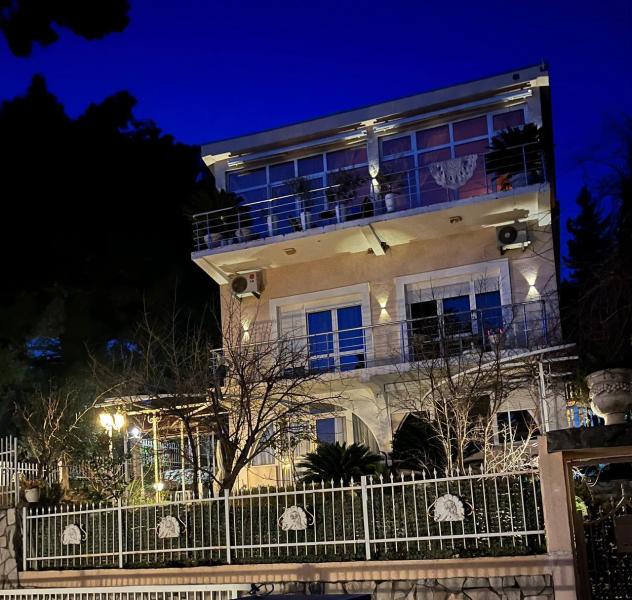  Prodaja, trospratna kuća od 300 m2 na placu 466 m2 399.000e