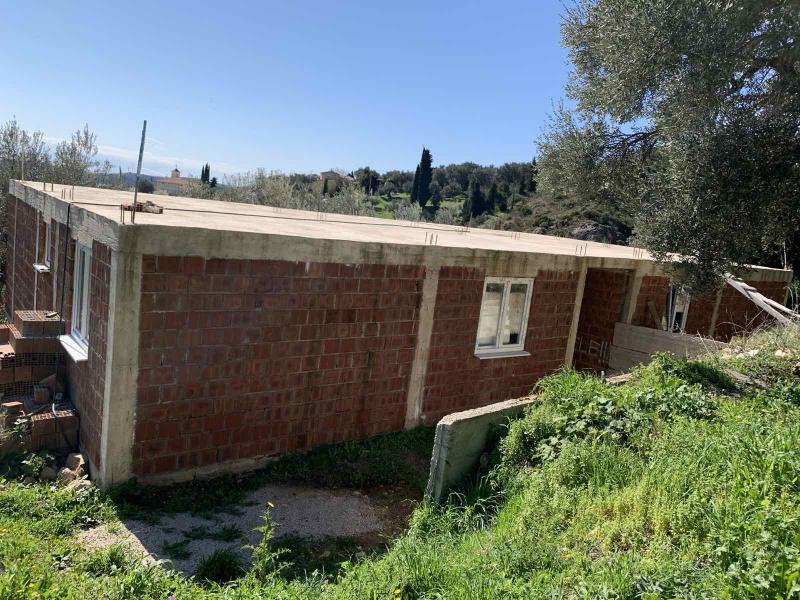  Prodaja, nezavrsena kuća od 140 m2 sa 860 m2 150.000 e