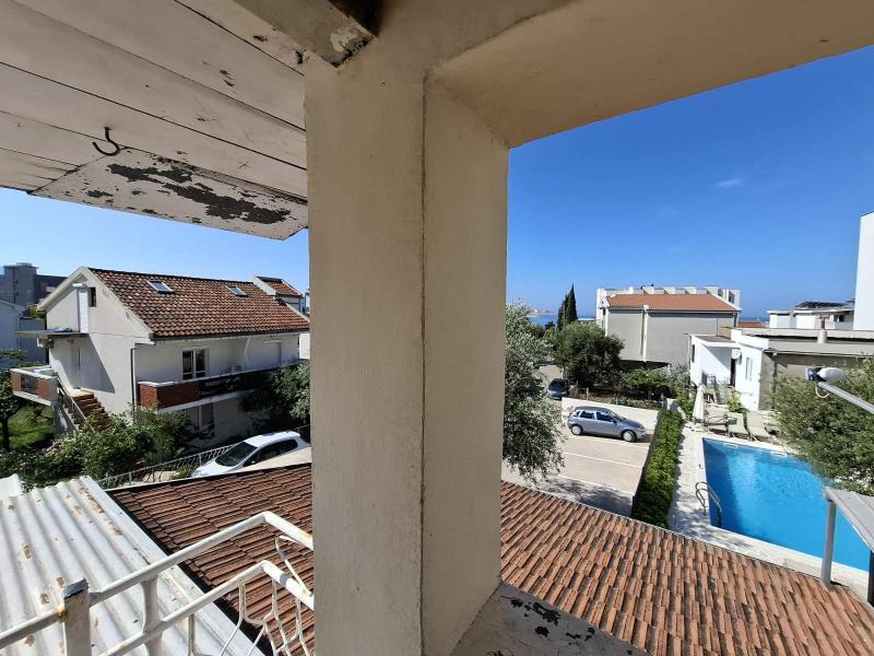  Prodaja, stan na spratu kuće od 122 m2 sa 150 m2 placa 159.000e