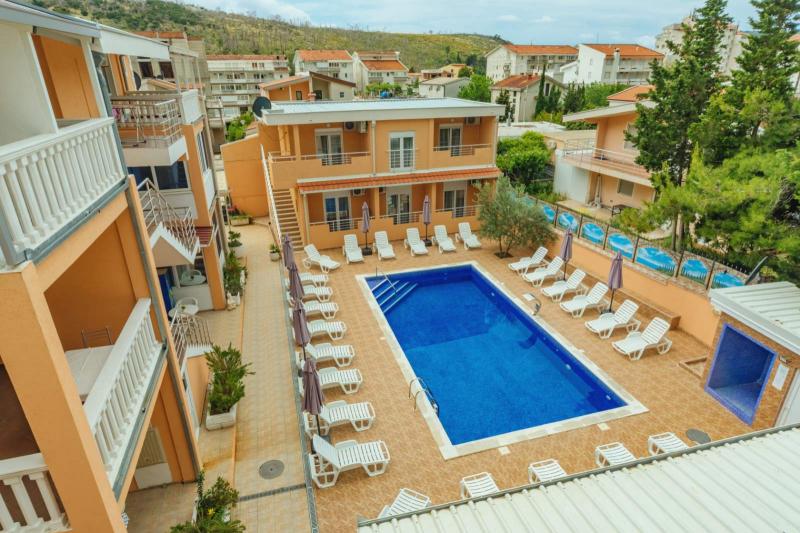 Prodaja, VILA u Sutomoru od 1150 m2 na placu od 1560 m2 , 2.200.000 e