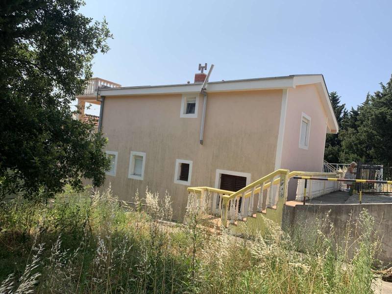  Prodaja, kuća  u Sutomoru od 100 m2 na placu od 500 m2 222.000 e