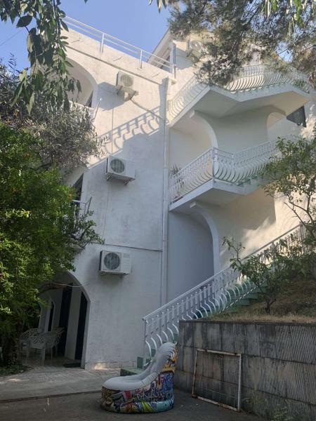  Prodaja, trospratna kuća na Ratac od 215 m2 na placu od 259 m2 480.000e
