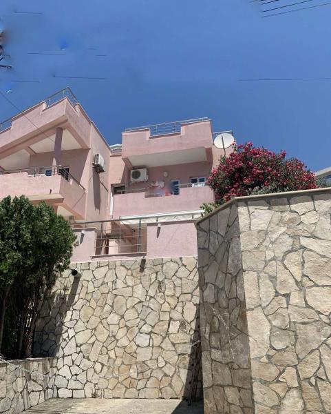  Prodaja, kuća u Hladnoj uvali od 300 m2 na placu od 200 m2 373.000 e