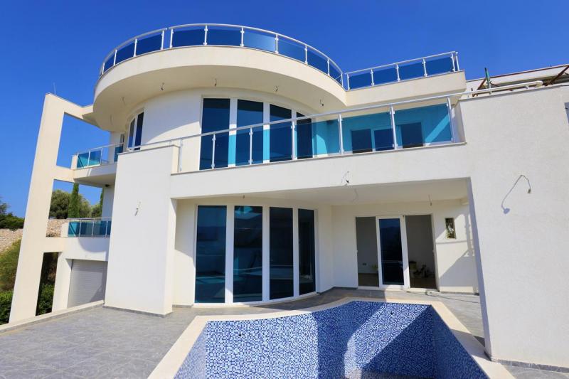  Prodaja, vila  od 335 m2 u Dobroj Vodi 500.000e