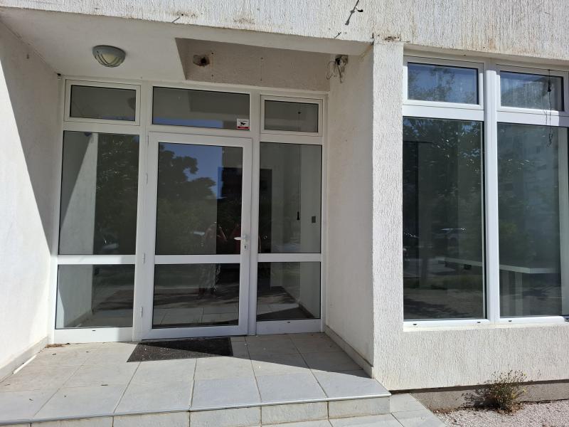  Izdavanje, poslovni prostor od 73 m2 u centru Bara 1500 e