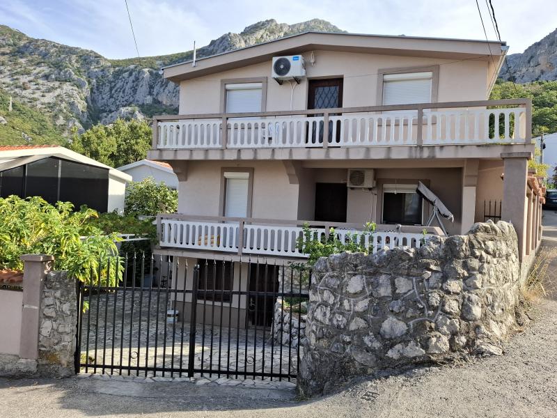  Prodaja, legalizovana kuća u Sutomoru  od 150 m2 250.000e