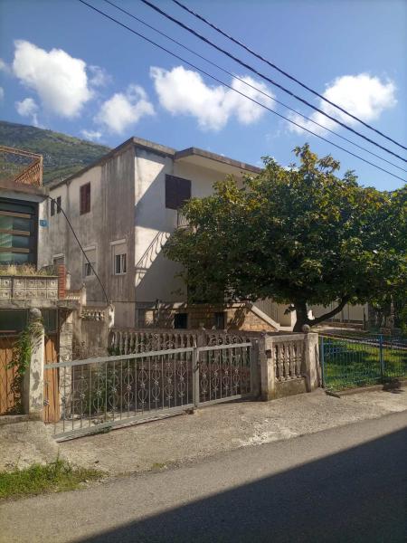  Prodaja, legalizovana kuća u Sutomoru  od 200 m2 na placu od 343 m2 220.000e