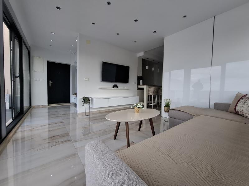  Izdavanje, u centru Bara , lux  jednosoban stan od 49 m2 +91 m2 terasa 700 e