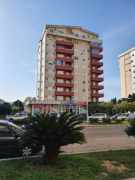  Prodaja, trosoban stan u centru Bara od 85 m2 +10 m2 terase 220.000e