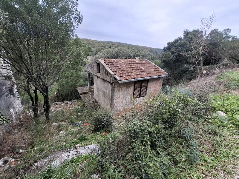  Prodaja, kuća od 30 m2 na placu od 212 m2 na Utjehi 24.000e