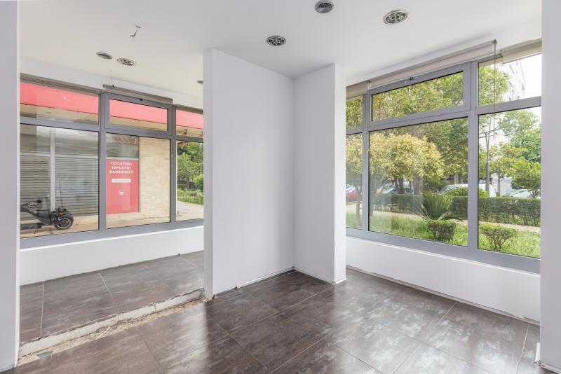  Izdaje se poslovni prostor u Marsala Tita u Baru od 79 m2 2000+PDV