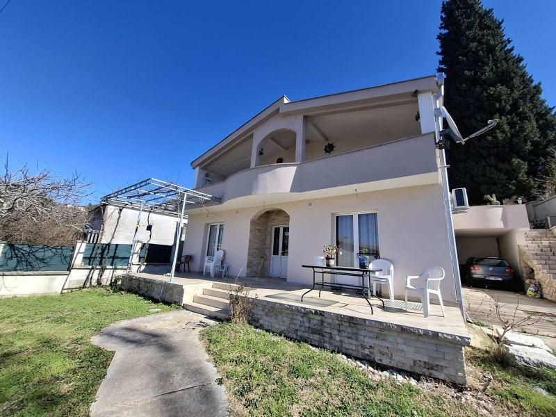  Izdavanje, jednosoban stan u Bjelišima u prizemlju kuće 50 m2 300 e