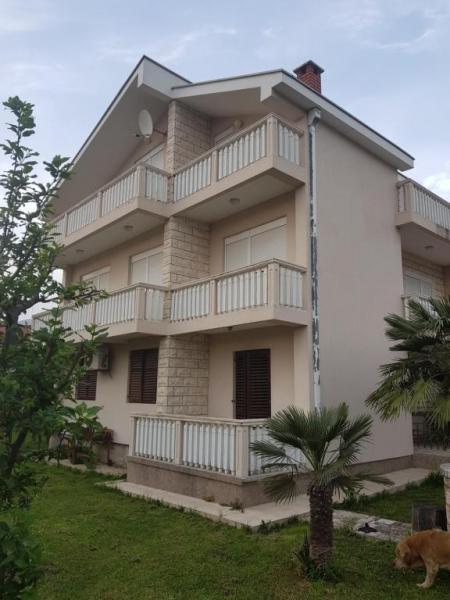  Izdavanje, 95 m2 spratna kuća sa dvorištem u Čelugi 1000 e