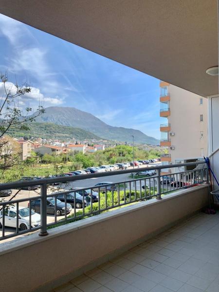  Prodaja, dvosoban stan 74 m2 + 4 m podruma u zgradi Čelebić u Baru 225.000e