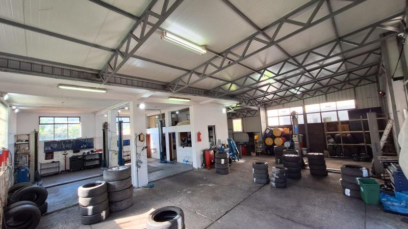  Izdavanje, autoservis sa opremom od 210 m2 8e neto