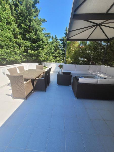  Prodaja, lux kuća  od 175 m2 na Utjehi na placu od 350m 300.000e