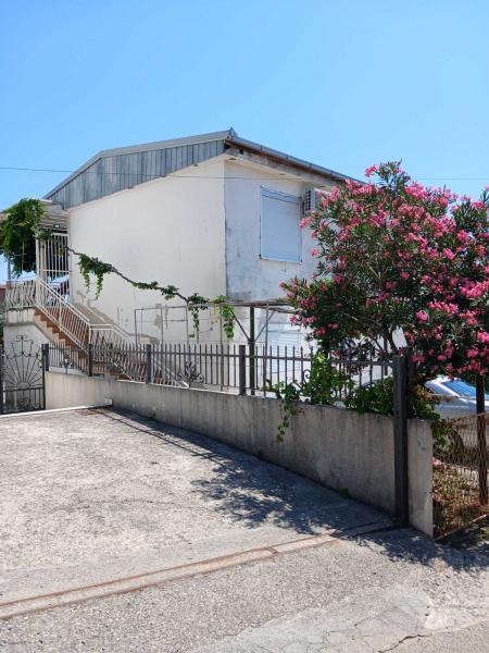  Prodaja sprata kuće u Sutomoru od 100 m2, plac 50 m2,  89000e